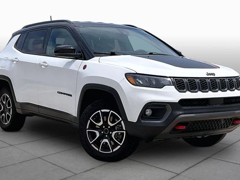 Used 2025 Jeep Compass Trailhawk AWD/4WD image 2