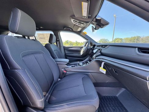 New 2025 Jeep Grand Cherokee Laredo w/ Luxury Tech Group I AWD/4WD image 14