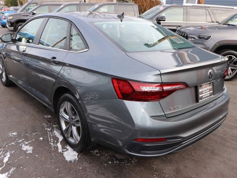 Used 2024 Volkswagen Jetta SE image 3