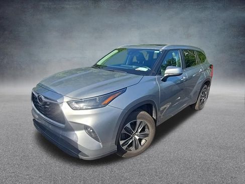 Used 2025 Toyota Highlander XLE AWD/4WD image 3