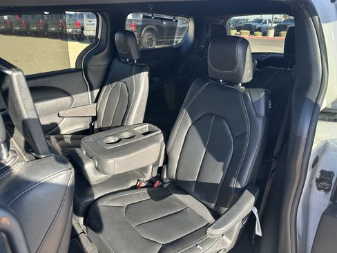 Used 2020 Chrysler Pacifica Touring-L Plus w/ S Appearance Package FWD image 14