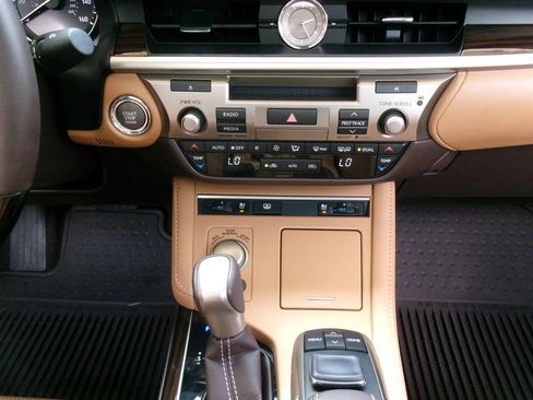 Used 2016 Lexus ES 350 w/ Luxury Package w/Wood Trim FWD image 25