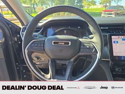 Used 2023 Jeep Grand Cherokee Limited AWD/4WD image 15