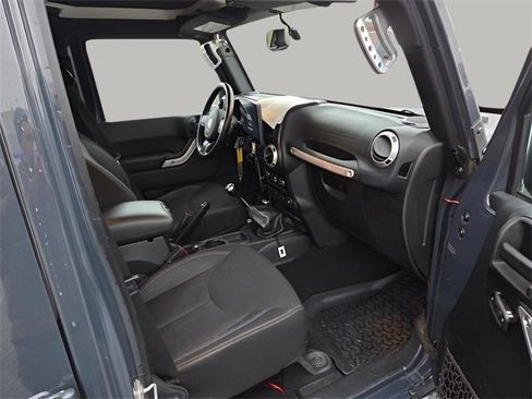 Used 2016 Jeep Wrangler Unlimited Sahara w/ Connectivity Group image 9