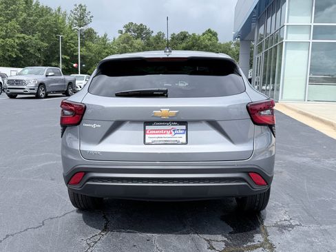 New 2026 Chevrolet Trax LS w/ LS Convenience Package FWD image 8
