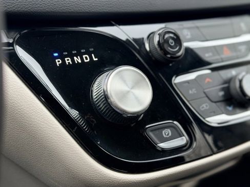 Used 2023 Chrysler Voyager LX image 14