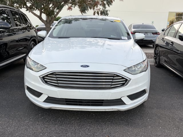 Used 2018 Ford Fusion SE w/ Fusion SE Technology Package FWD image 2