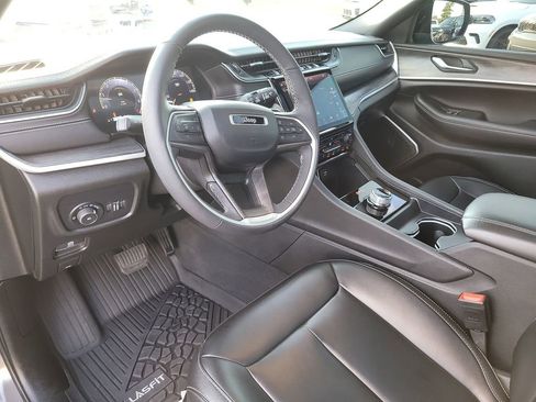 Used 2024 Jeep Grand Cherokee Limited w/ Black Appearance Package image 18