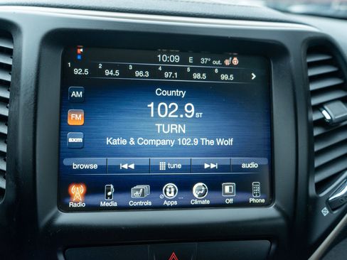 Used 2017 Jeep Cherokee Latitude w/ Cold Weather Group image 16