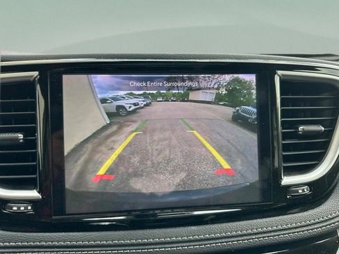 Used 2023 Chrysler Pacifica Limited AWD/4WD image 25
