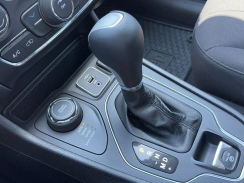 Used 2020 Jeep Cherokee Latitude image 19