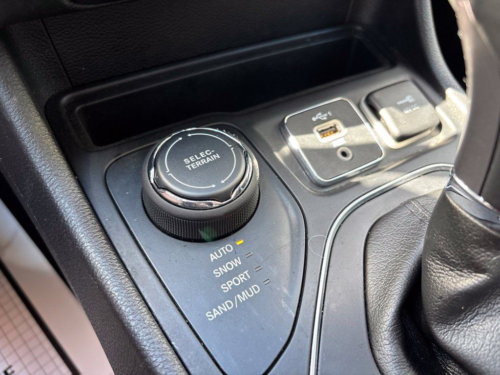 Used 2019 Jeep Cherokee Latitude Plus w/ Cold Weather Group AWD/4WD image 26