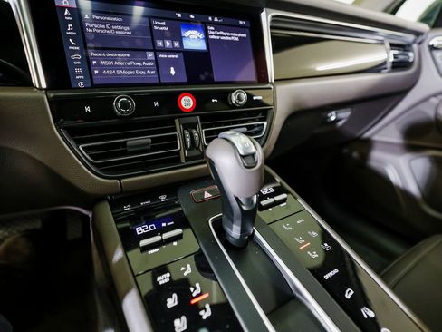 Certified 2025 Porsche Macan image 20