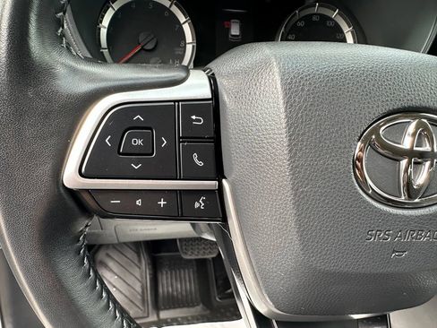 Used 2022 Toyota Highlander LE AWD/4WD image 16