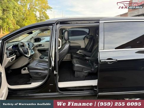 Used 2019 Chrysler Pacifica Limited FWD image 32