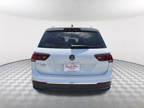 Used 2024 Volkswagen Tiguan SE FWD image 2