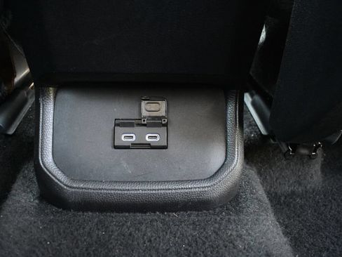 Used 2025 Toyota Highlander LE FWD image 31