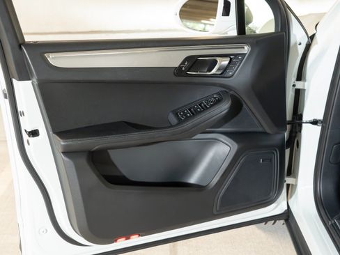 Certified 2026 Porsche Macan AWD/4WD image 17