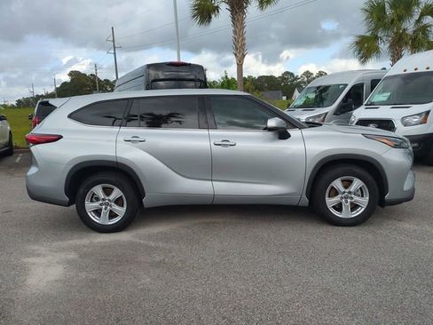 Used 2022 Toyota Highlander LE FWD image 3