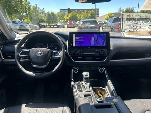 Certified 2025 Toyota Grand Highlander AWD image 13