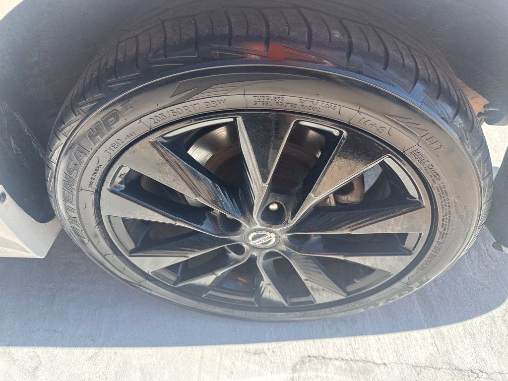 Used 2018 Nissan Sentra SR w/ Technology Package FWD image 7
