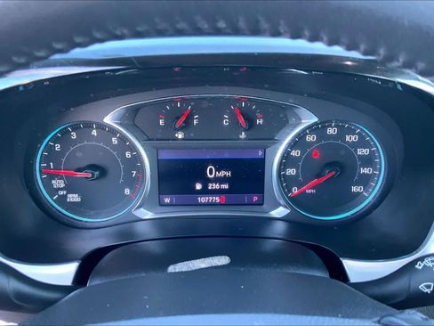 Used 2021 Chevrolet Traverse LT FWD image 25