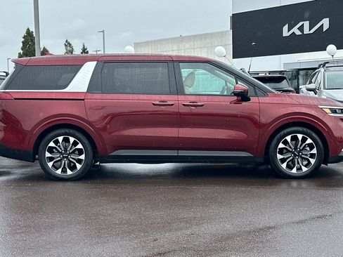 Used 2024 Kia Carnival EX image 3