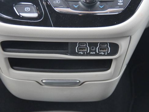 Used 2024 Chrysler Pacifica Touring-L FWD image 25