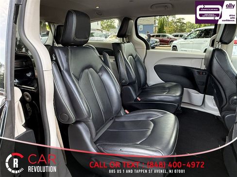 Used 2024 Chrysler Pacifica Limited FWD image 44
