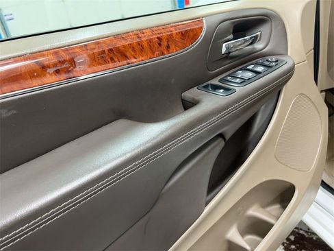 Used 2016 Chrysler Town & Country Touring image 20