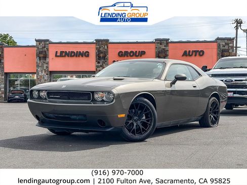 Used 2010 Dodge Challenger SE image 1