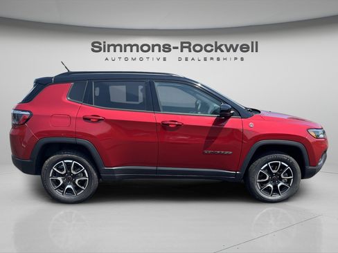 Used 2025 Jeep Compass Trailhawk AWD/4WD image 3