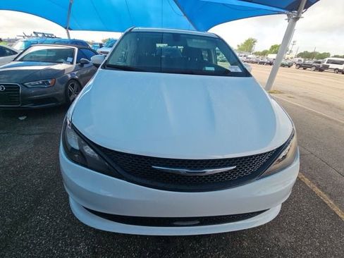 Used 2022 Chrysler Voyager LX image 2