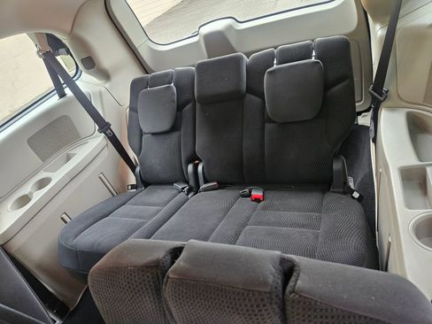 Used 2019 Dodge Grand Caravan SE w/ UConnect Hands-Free Group image 8