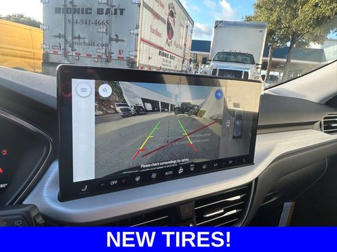 Certified 2024 Ford Escape SE w/ PHEV Premium Package image 15