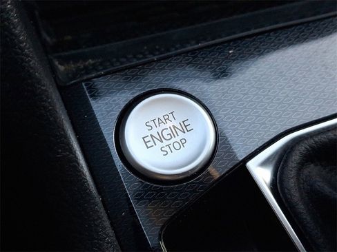 Certified 2025 Volkswagen Taos SE w/ Panoramic Sunroof Package image 23