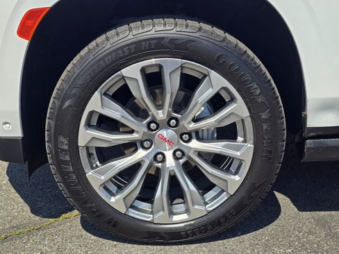 Used 2024 GMC Yukon Denali w/ Denali Reserve Package AWD/4WD image 8
