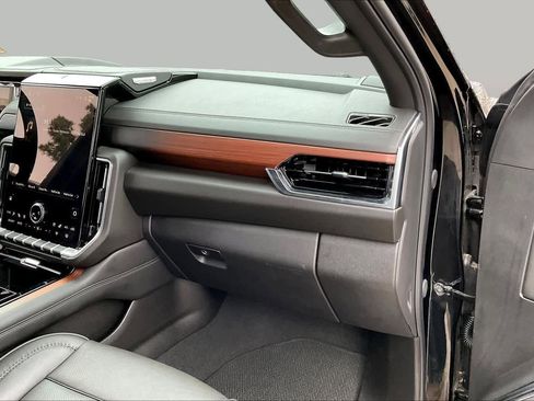 Used 2025 GMC Yukon XL Denali AWD/4WD image 18