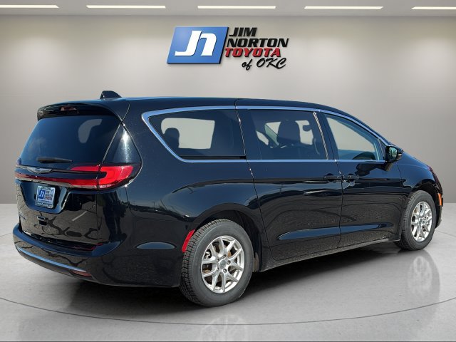 Used 2024 Chrysler Pacifica Touring-L FWD image 5
