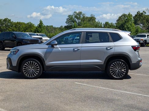 Used 2025 Volkswagen Taos SE w/ Panoramic Sunroof Package FWD image 6