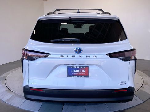 Used 2024 Toyota Sienna XLE w/ XLE Plus Package AWD/4WD image 4