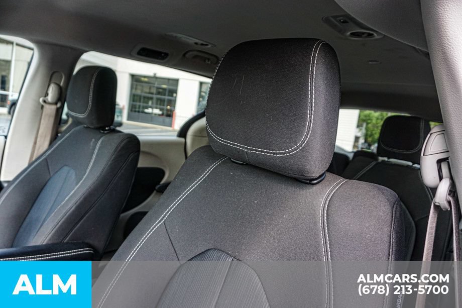 Used 2022 Chrysler Voyager LX FWD image 17