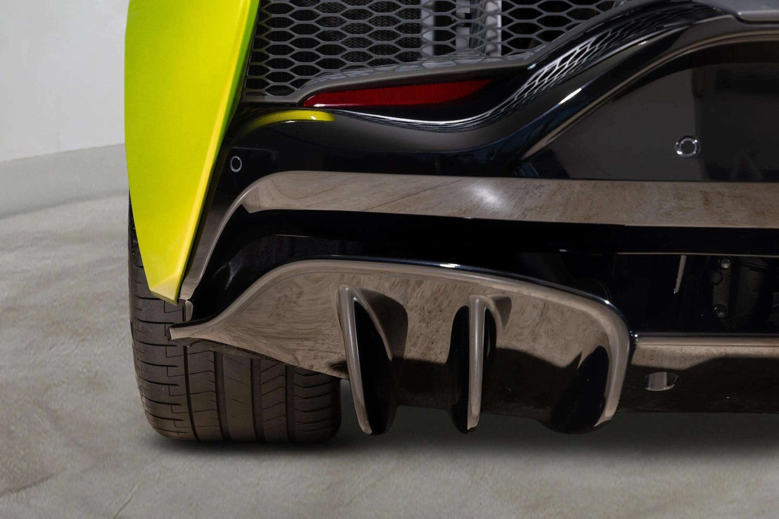 Used 2023 McLaren Artura RWD image 18