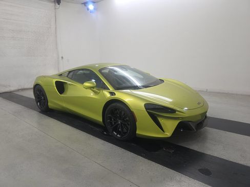 Used 2023 McLaren Artura RWD image 3