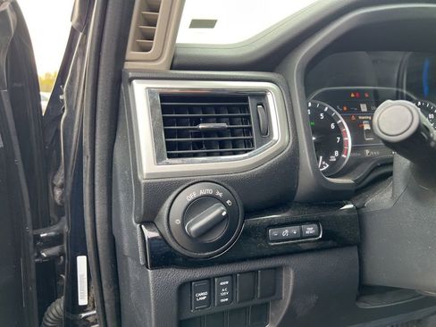 Used 2021 Nissan Titan SV w/ SV Convenience Package AWD/4WD image 18