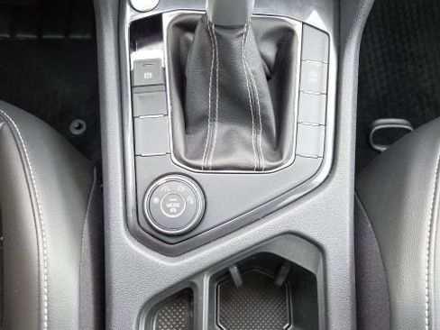 Used 2024 Volkswagen Tiguan SE w/ Panoramic Sunroof Package AWD/4WD image 18