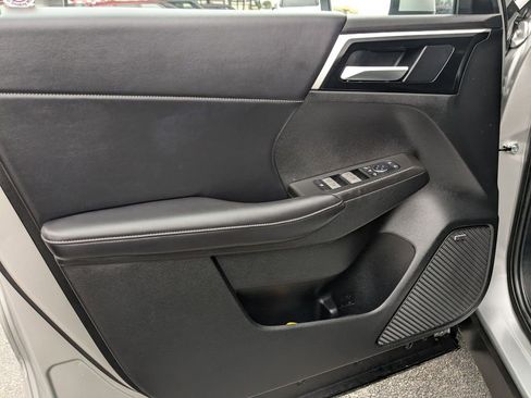 Used 2025 Mitsubishi Outlander SE image 13