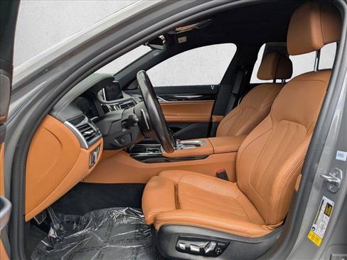 Used 2022 BMW 740i w/ M Sport Package RWD image 11