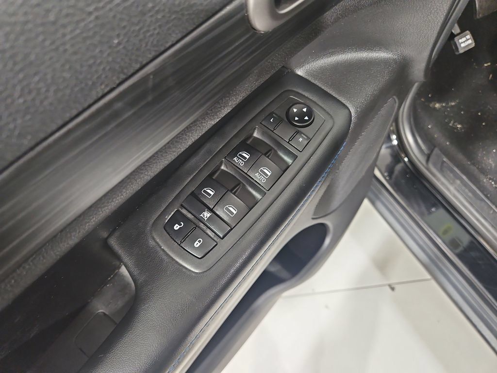 Used 2019 Jeep Grand Cherokee Laredo RWD image 12
