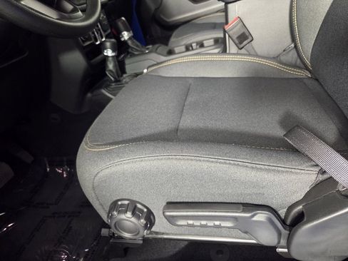 Used 2025 Jeep Gladiator Sport AWD/4WD image 11